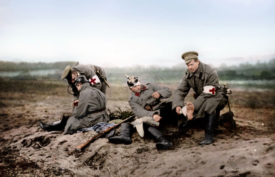 Profissionais da Cruz Vermelha socorrendo soldados russos durante a Segunda Guerra Mundial (Foto: Reprodução)