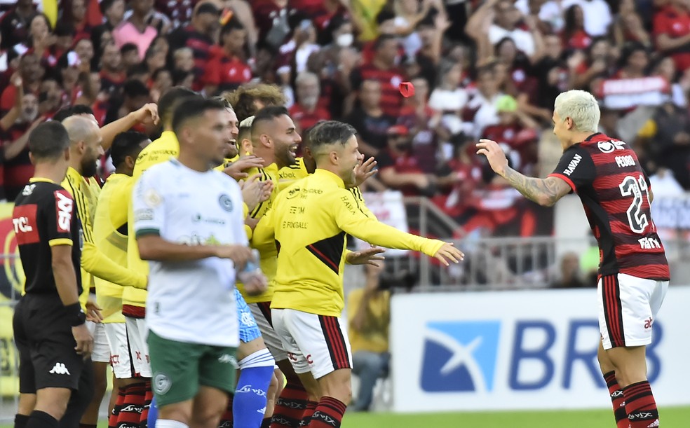 Pedro faz reverência para os companheiros que estavam no banco do Flamengo — Foto: André Durão
