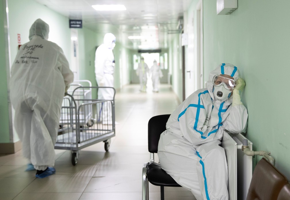 Médica descansa em hospital de Moscou que trata de pacientes com Covid-19 nesta segunda-feira (25) — Foto: Maxim Shemetov/Reuters