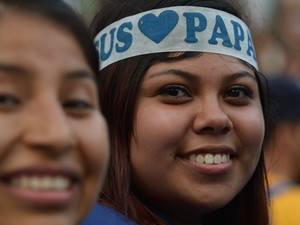 Peregrina usa faixa com nome do Papa na cabeça (Foto: Gabriel Bouys/AFP)