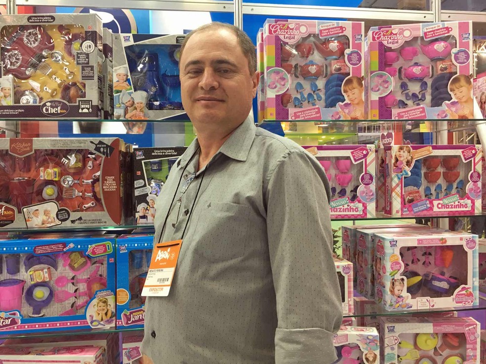 Segundo Renato Pereira, diretor da Zuca Toys, atualmente 20% das vendas de kits de cozinha s&atilde;o nos modelos coloridos, que n&atilde;o usam o rosa (Foto: Ana Carolina Moreno/G1)