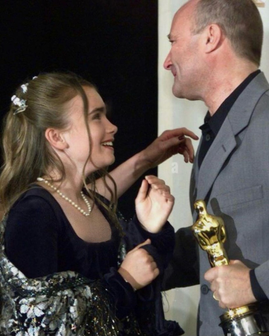 Lily Collins com o pai, Phil Collins, no Oscar 2000