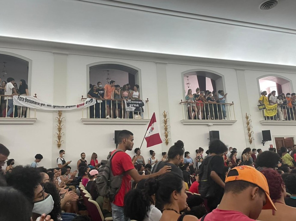 Após universidades federais anunciarem que governo bloqueou orçamento, estudantes fazem protesto no Centro de Salvador