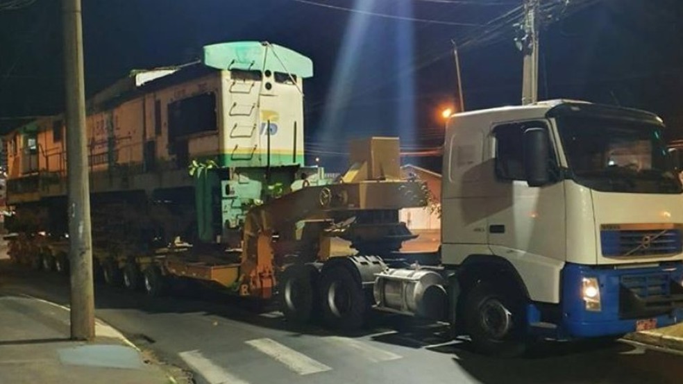 Locomotiva sendo transportada na madrugada de sexta-feira (7), em Araraquara &mdash; Foto: Divulga&ccedil;&atilde;o