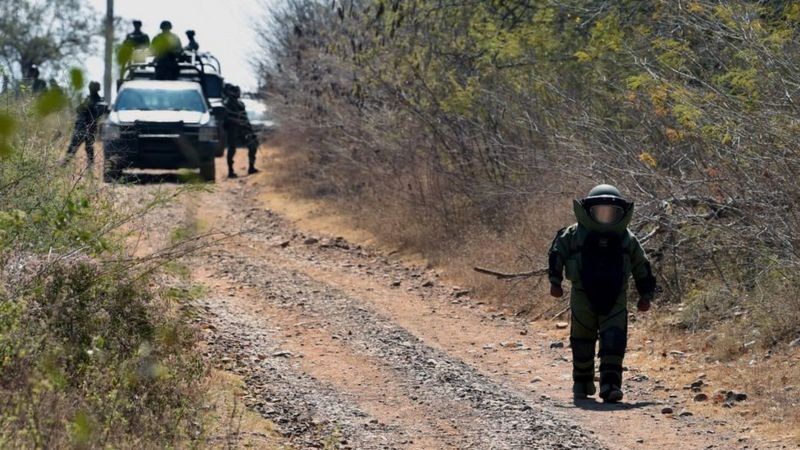 O Exército mexicano desativou centenas de minas terrestres nos arredores de Aguililla (Foto: AFP via BBC News)