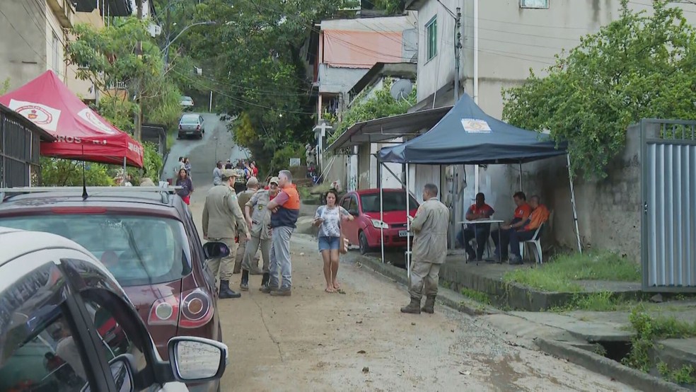 Desabamentos em So Gonalo deixam um morto, e trs de uma mesma famlia esto desaparecidos — Foto: Reproduo/ TV Globo