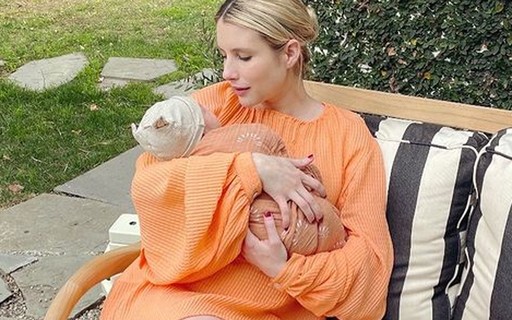 Emma Roberts divulga primeira foto com o filho que teve com Garrett Hedlund