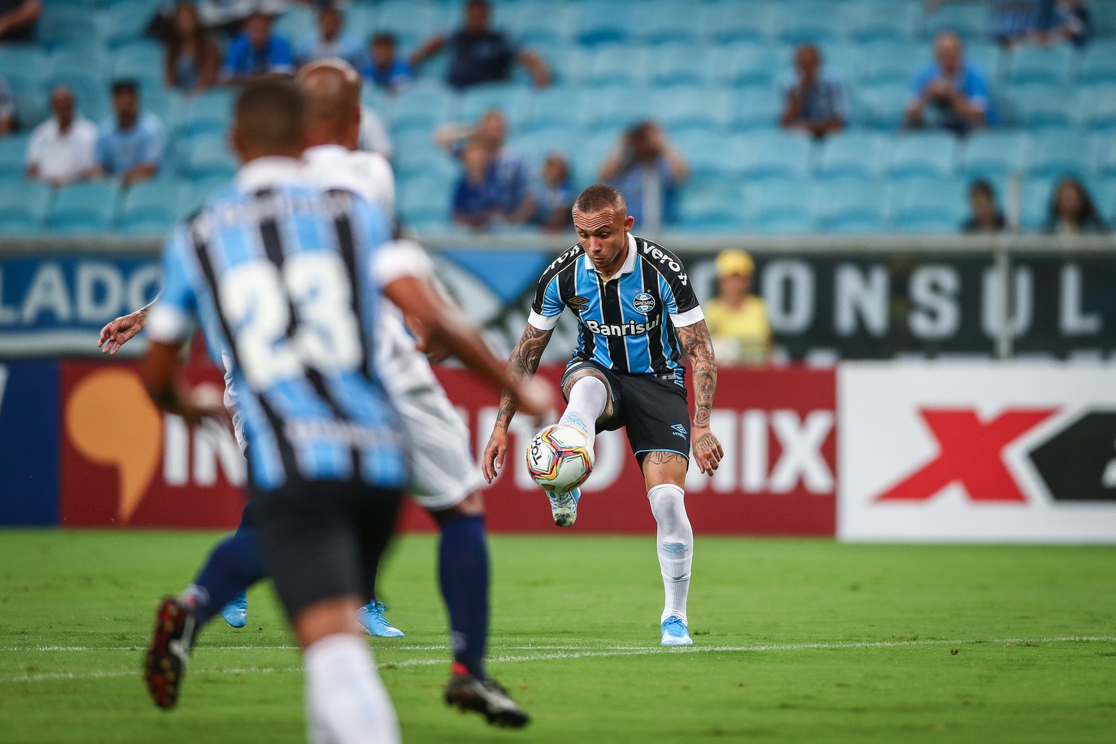 Grêmio aproveita potência de Everton em nova função e abre caminho para dupla com Pepê