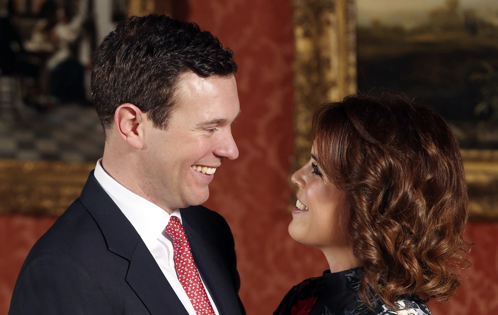 A princesa britÃ¢nica Eugenie e Jack Brooksbank posam juntos apÃ³s anunciarem seu noivado no PalÃ¡cio de Buckingham, em 22 de janeiro â€” Foto: Jonathan Brady/Pool Photo via AP