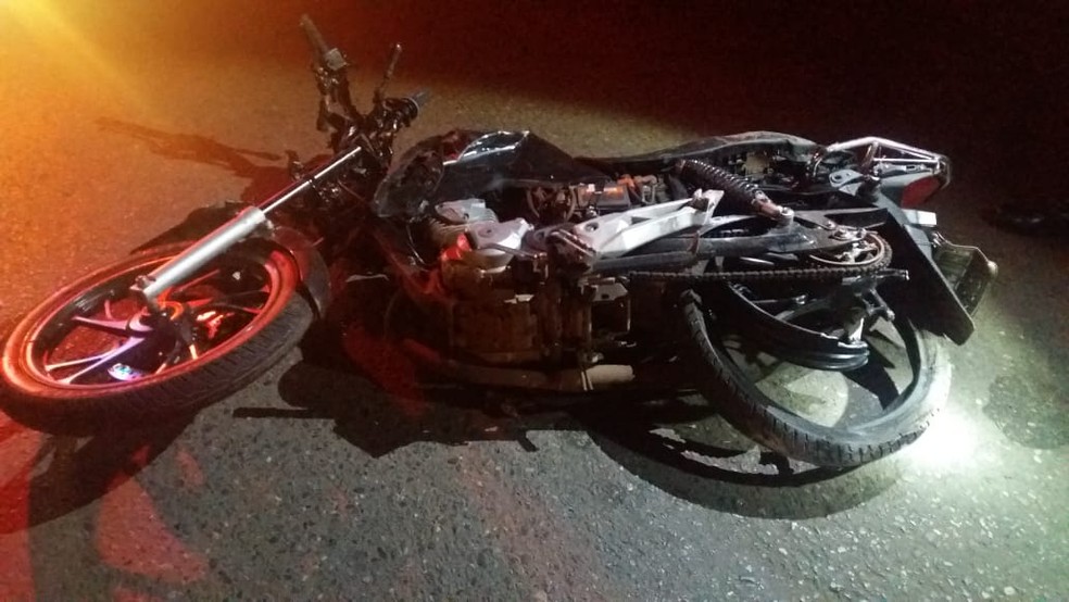 Moto foi arrastada por alguns metros após a batida — Foto: PM/divulgação