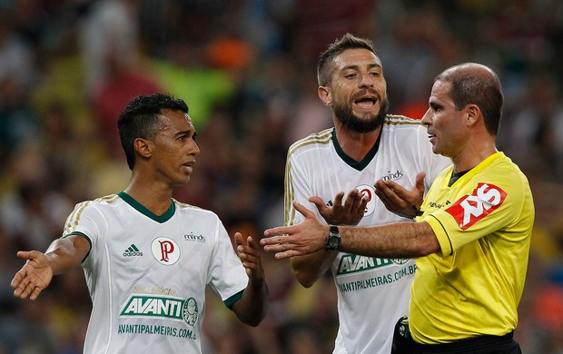 Você acha que todo toque na mão deve ser considerado falta? Vote!