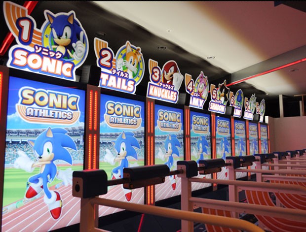 Jogadores controlam personagens da série 'Sonic' ao correr em esteiras (Foto: Divulgação/Sega)