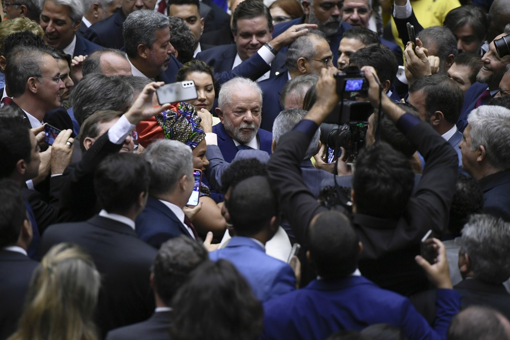 Presidente eleito Luiz Inácio Lula da Silva chega ao plenário e é recebido por apoiadores — Foto: Edilson Rodrigues/Agência Senado