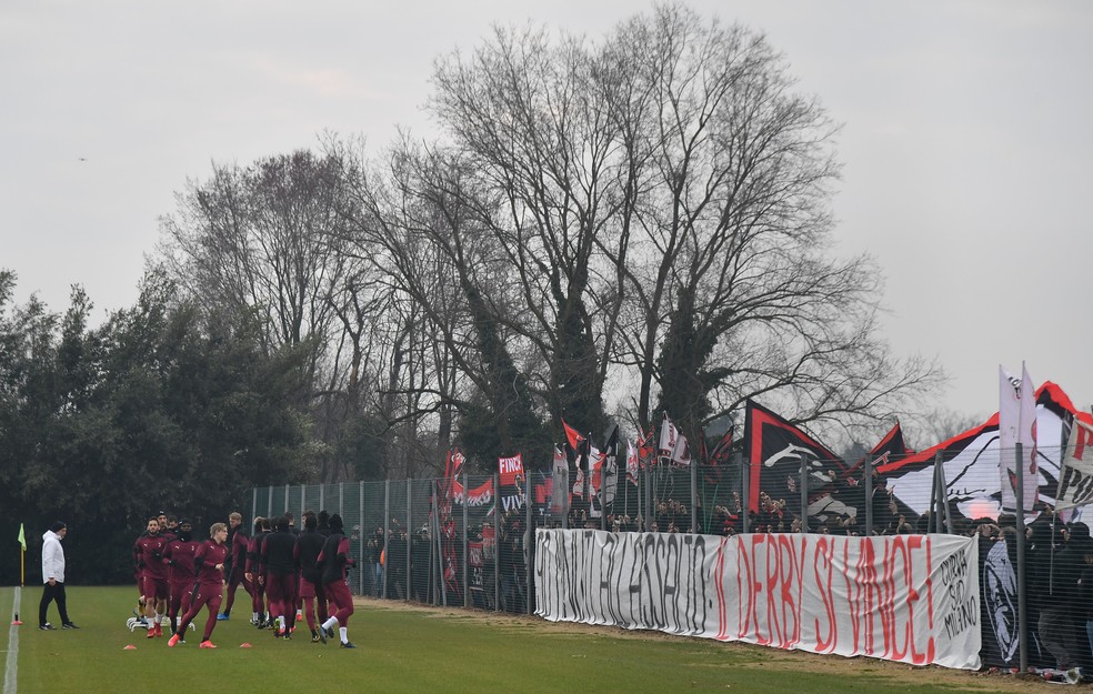 Jogadores do Milan treinam próximos aos torcedores — Foto: REUTERS