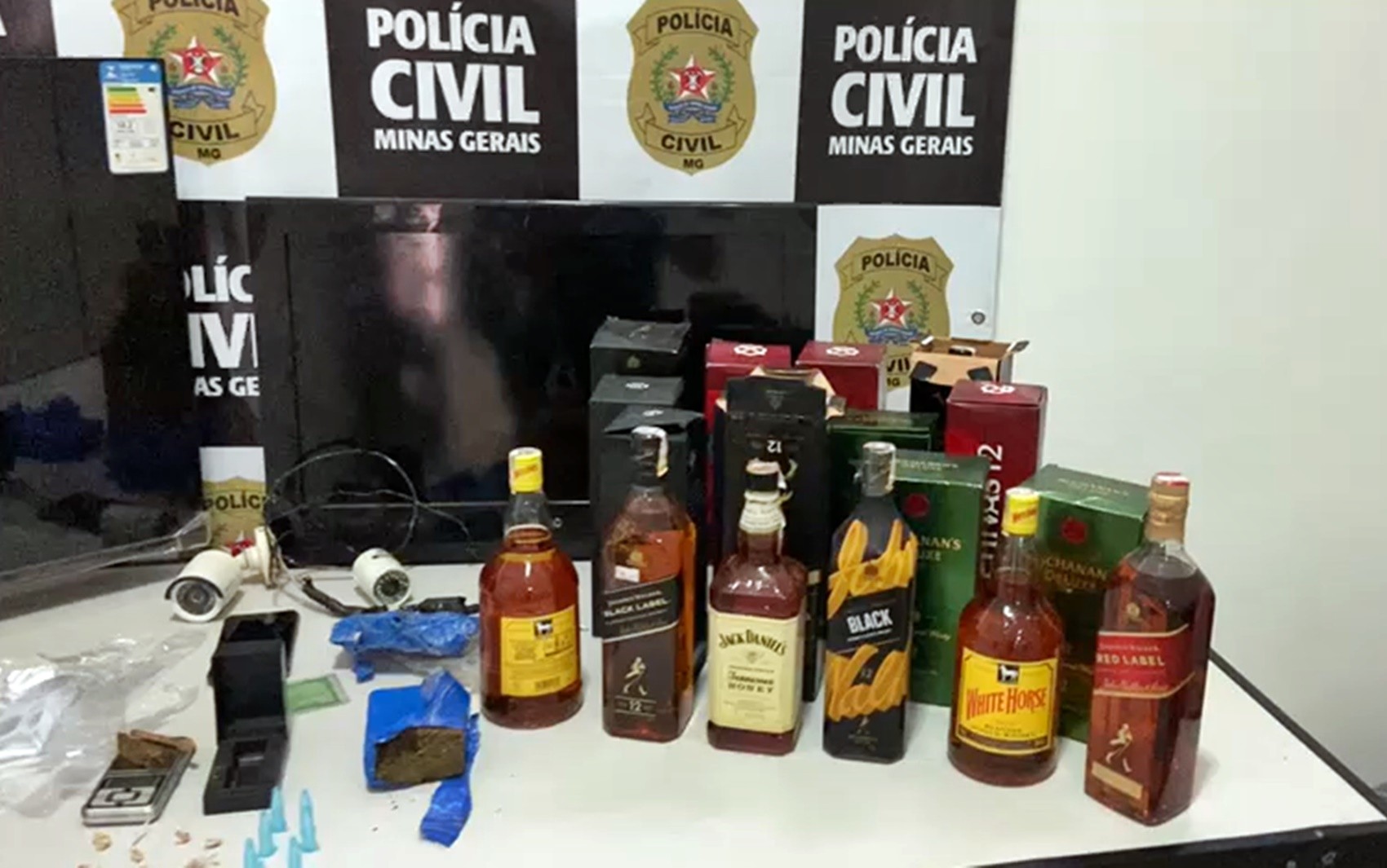 Homem com passagens pela polícia até por tortura é preso por tráfico de drogas e venda de whisky falsificado