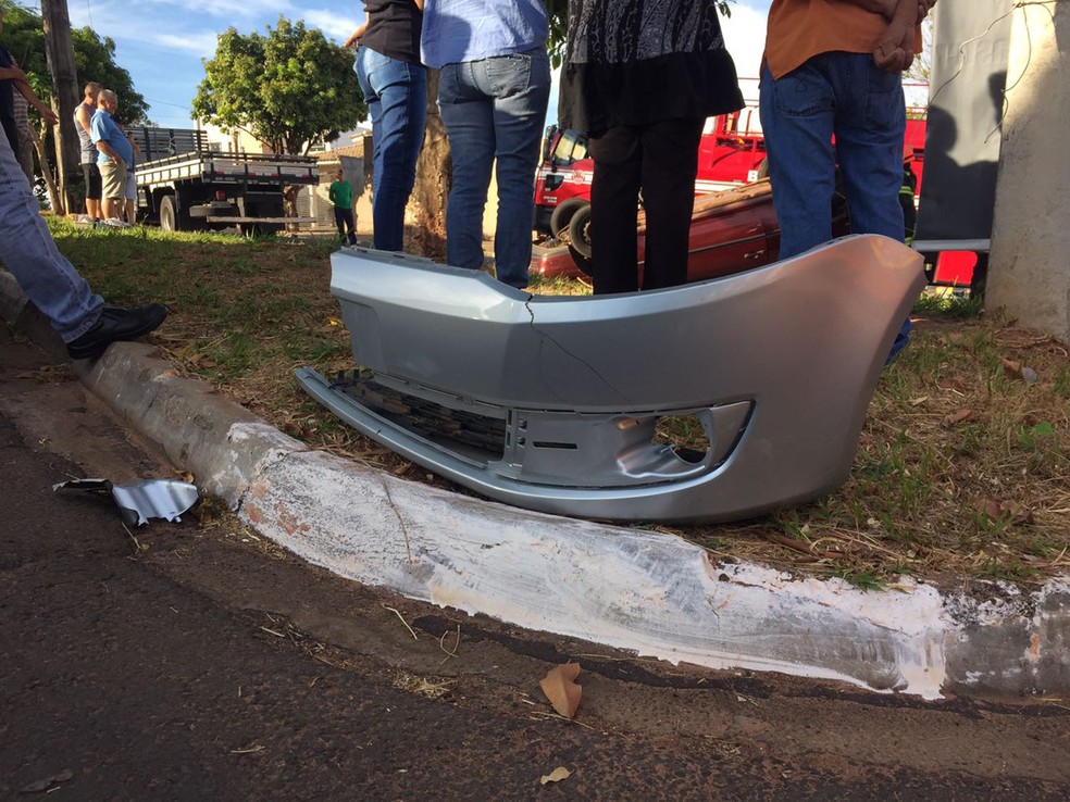 Acidente foi na Avenida Paulo Marcondes (Foto: Aline Muchiut/TV Fronteira)