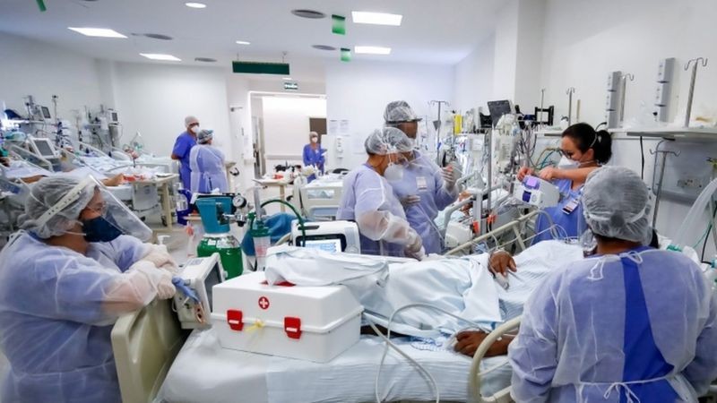 A intubação é um procedimento essencial para tentar salvar pacientes graves com insuficiência respiratória aguda (Foto: EPA/MARCELO OLIVEIRA)