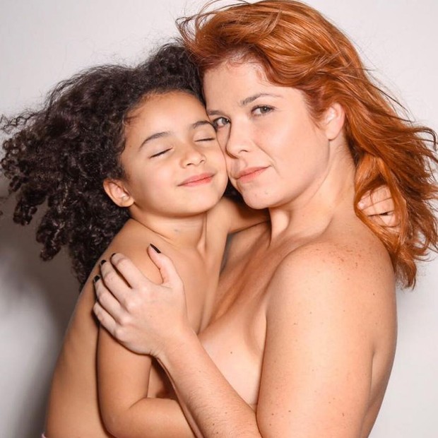Samara Felippo posa de topless com filha  (Foto: Reprodução/Instagram)