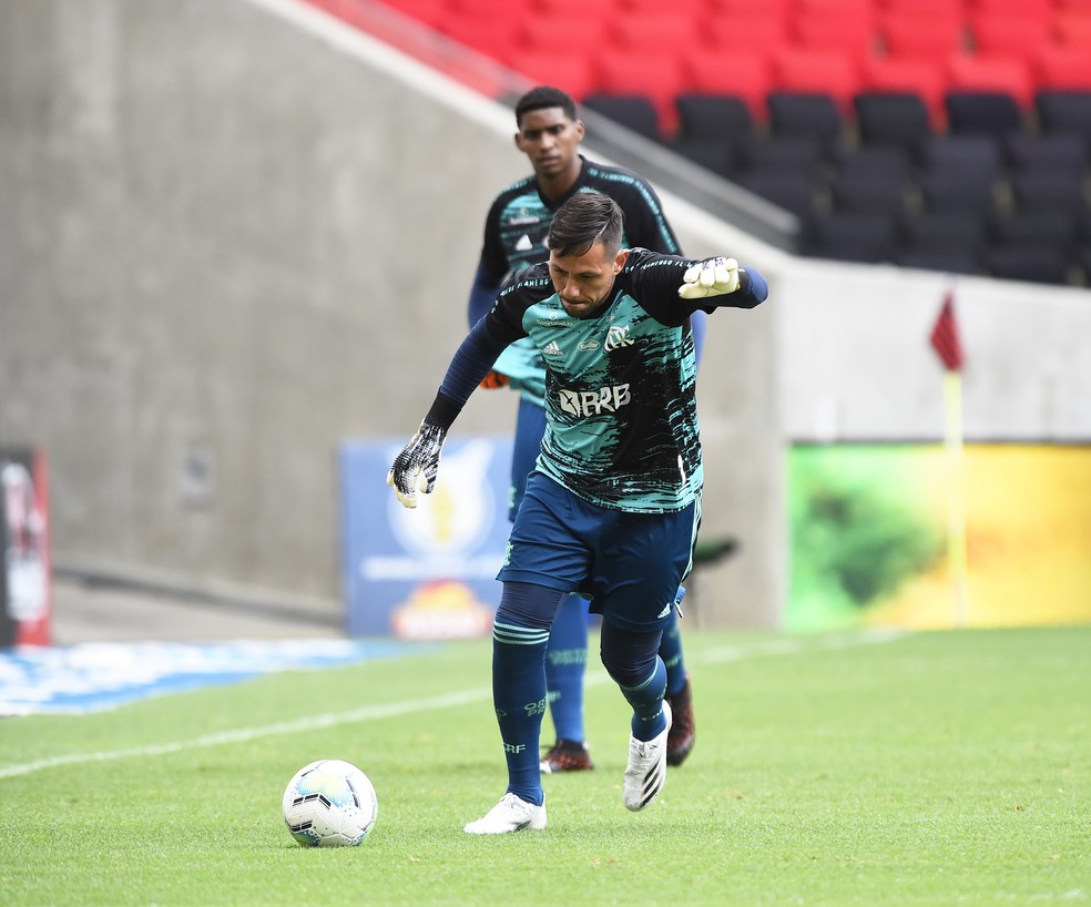 Diego Alves e Hugo Souza no Maracanã — Foto: André Durão