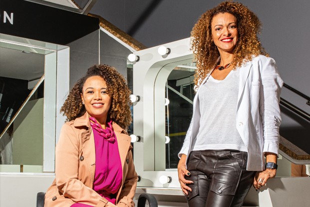 Carla Moraes, diretora de e-commerce da Avon, e Valéria Conceição, gerente de marketing: meta de ter 30% de mulheres negras na liderança até 2030 (Foto: Juliana Frug)