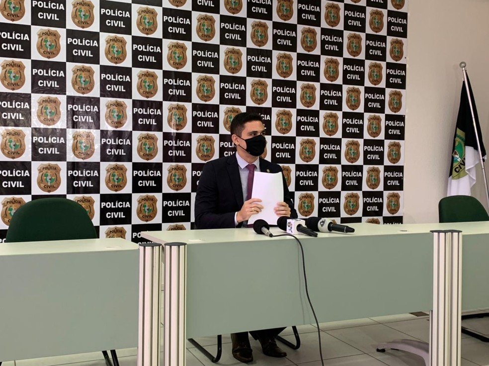 Delegado Paulo Renato Almeida, diretor adjunto do DHPP, divulgou detalhes do crime em coletiva na manhã desta segunda-feira (21). — Foto: Almir Gadelha/ SVM