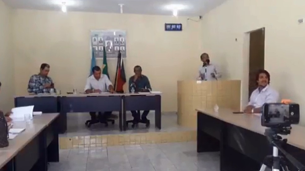 Vereador Luiz Sabino em discurso na CÃ¢mara de BaÃ­a da TraiÃ§Ã£o, no Litoral da ParaÃ­ba (Foto: ReproduÃ§Ã£o/YouTube)