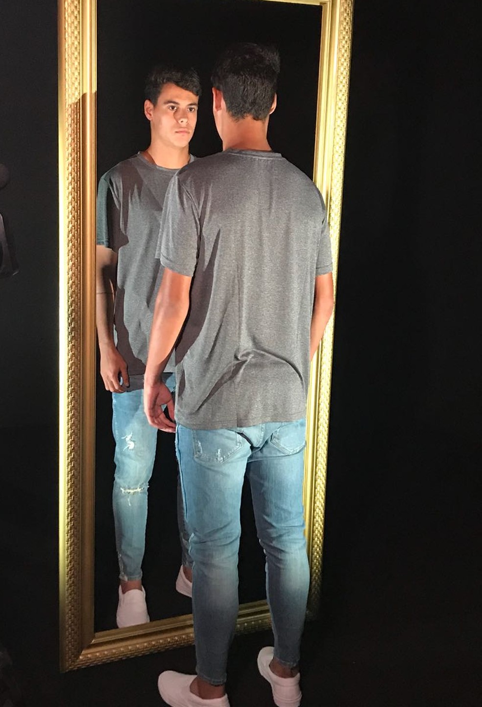 Quando crian&ccedil;a, Lucas e Luan costumavam confundir a pr&oacute;pria imagem no espelho com o irm&atilde;o &mdash; Foto: Tatiana Zanatta