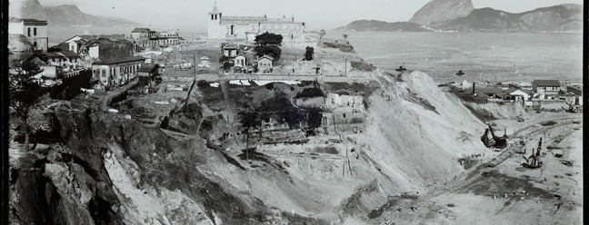 Fotografia do desmonte do Morro do Castelo, em 1922 — Foto: Arquivo Histórico do MHN