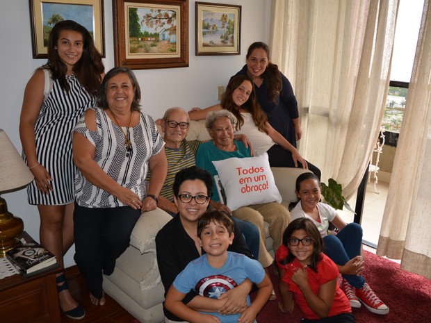 Seu Francisco e dona Glayds junto com parte da família em Campinas (Foto: Marcello Carvalho/G1)