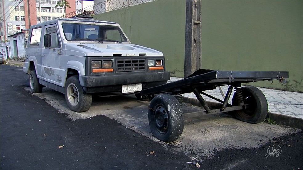 Contorno de veículos ficou sem pavimentação em rua de Fortaleza (Foto: TV Verdes Mares/Reprodução)