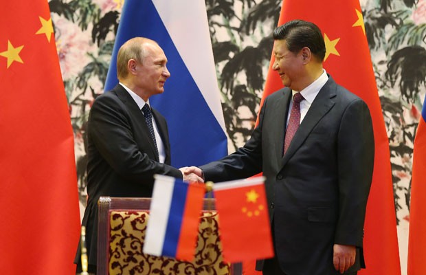 Os presidentes da Rússia, Vladimir Putin, e da China, Xi Jinping, durante encontro de política externa na China. (Foto: How Hwee Young/France Presse)