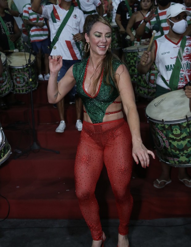 Paolla Oliveira samba na quadra da Grande Rio (Foto: Roberto Filho/Brazil News)