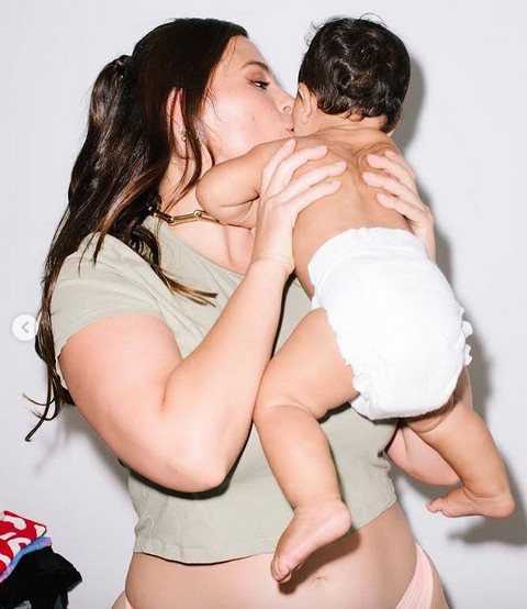 A modelo Ashley Graham com o filho (Foto: Instagram)