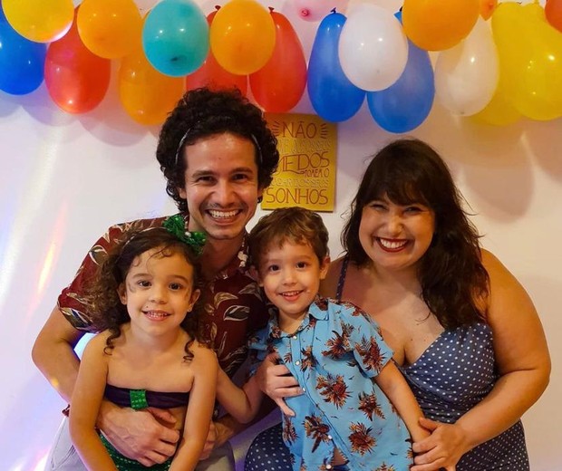 Diego Braga, Mariana Xavier e os gêmeos Danilo e Diana (Foto: Reprodução/Instagram)
