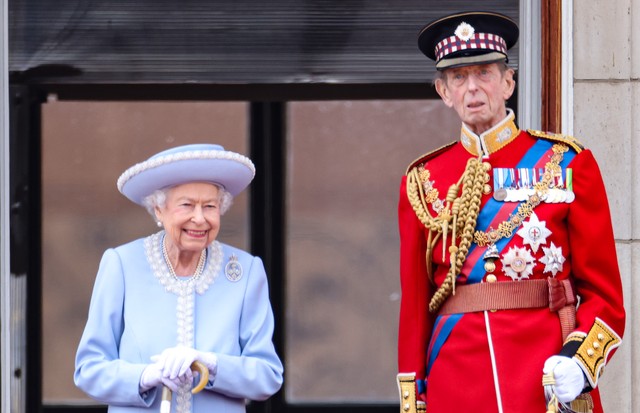 LONDON, ENGLAND - JUNE 02:   Queen Elizabeth II and Prince Edward, Duke of Kent on the balcony of Buckingham Palace during the Trooping the Colour parade on June 02, 2022 in London, England. The Platinum Jubilee of Elizabeth II is being celebrated from Ju (Foto: Getty Images)