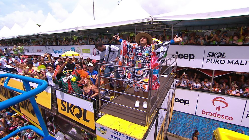 Almir Rouche se apresenta no Galo da Madrugada — Foto: Reprodução/TV Globo