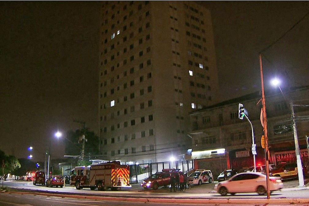 Prédio onde mãe e filha caíram do quinto andar na Zona Oeste de SP — Foto: Reprodução/TV Globo