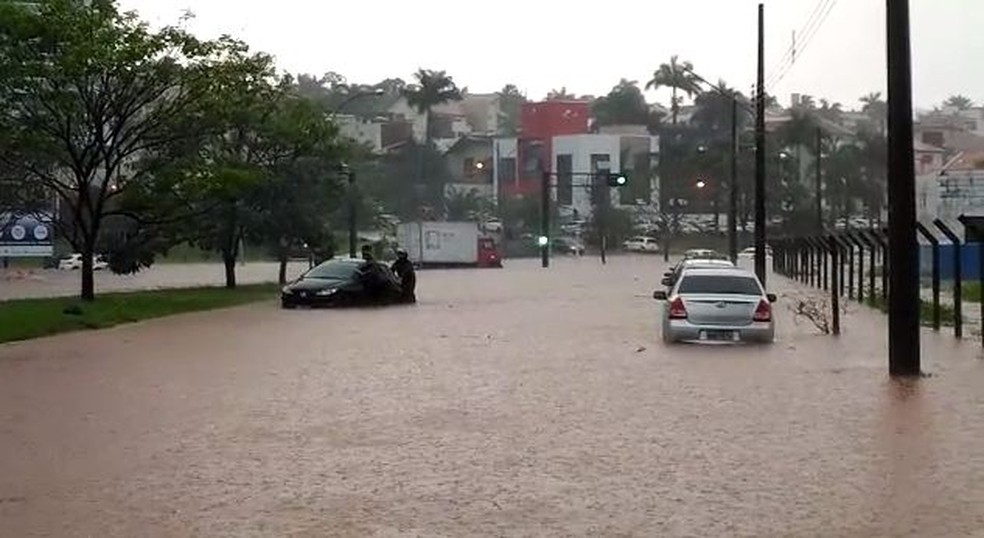 Pessoa é resgata de dentro de carro que estava sendo arrastado pela enxurrada na região da Via Park — Foto: Redes Sociais/Divulgação