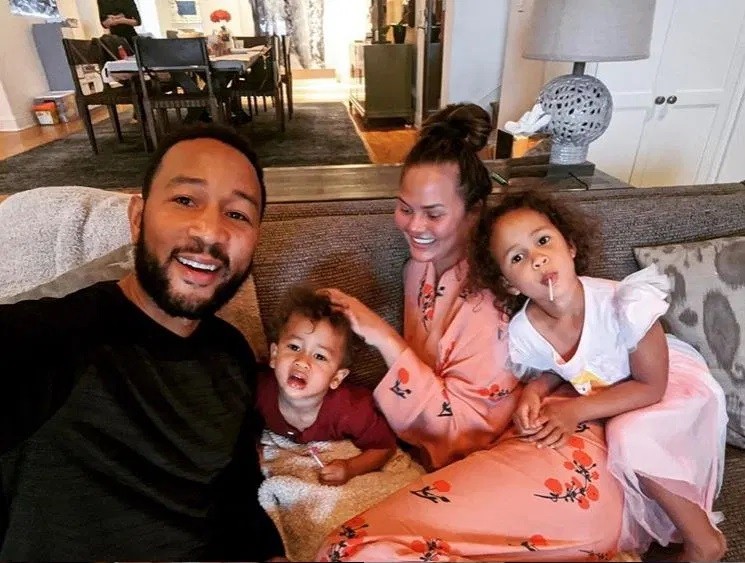 Chrissy, John e os filhos Luna e Miles (Foto: Reprodução Instagram)