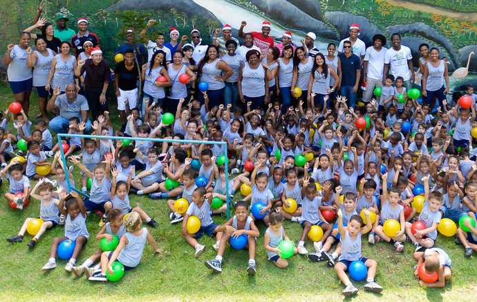 Jogadores dos quatro grandes do Rio distribuem presentes de Natal em casa