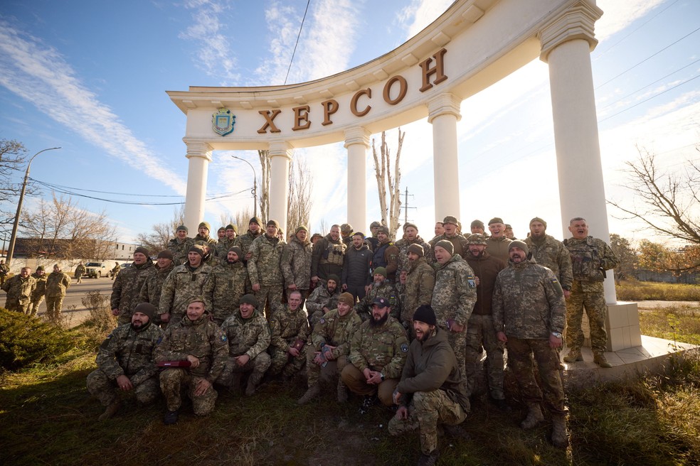 Presidente ucraniano apare no meio de militares em portal escrito Kherson (Xepcoh, em ucraniano) — Foto: Assessoria da presidência ucraniana/via REUTERS