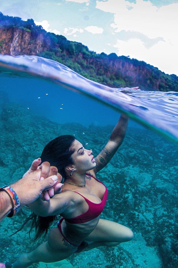 Aline Riscado surge à la sereia em fotos subaquáticas em Noronha (Foto: Reprodução/Instagram)