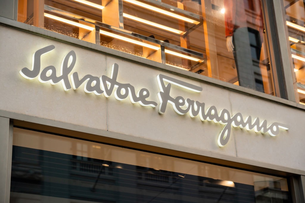 SAN FRANCISCO, UNITED STATES - 2020/01/23: Italian luxury goods high-end retailer Salvatore Ferragamo logo seen at one of their stores. (Photo by Alex Tai/SOPA Images/LightRocket via Getty Images) (Foto: SOPA Images/LightRocket via Gett)