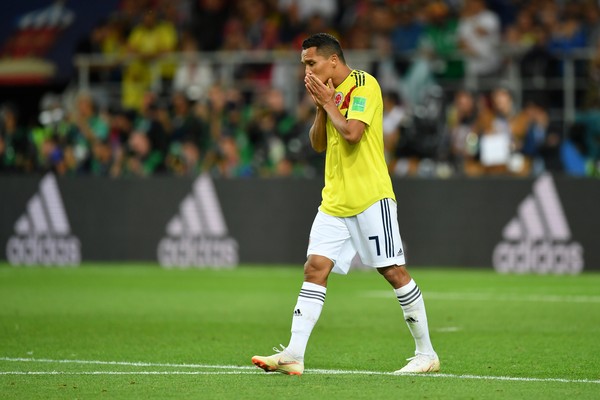 O jogador colombiano Carlos Bacca lamentando o pênalti perdido por ele na partida entre Colômbia e Inglaterra na Copa do Mundo (Foto: Getty Images)