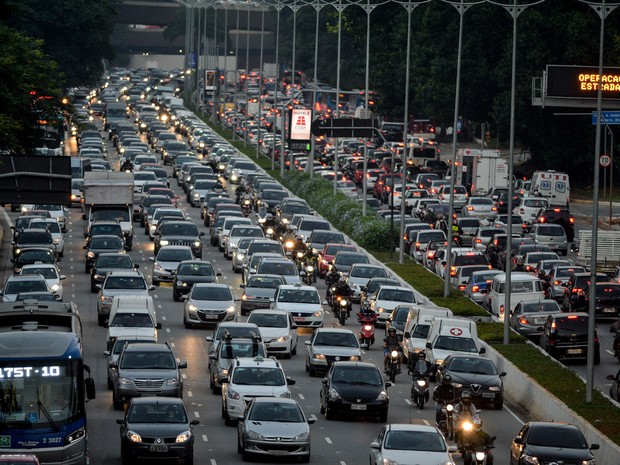 Trânsito congestionado na Avenida 23 de Maio, próximo ao parque do Ibirapuera, em São Paulo, na véspera de feriado (Foto: Levi Bianco/Brazil Photo Press/Estadão Conteúdo)