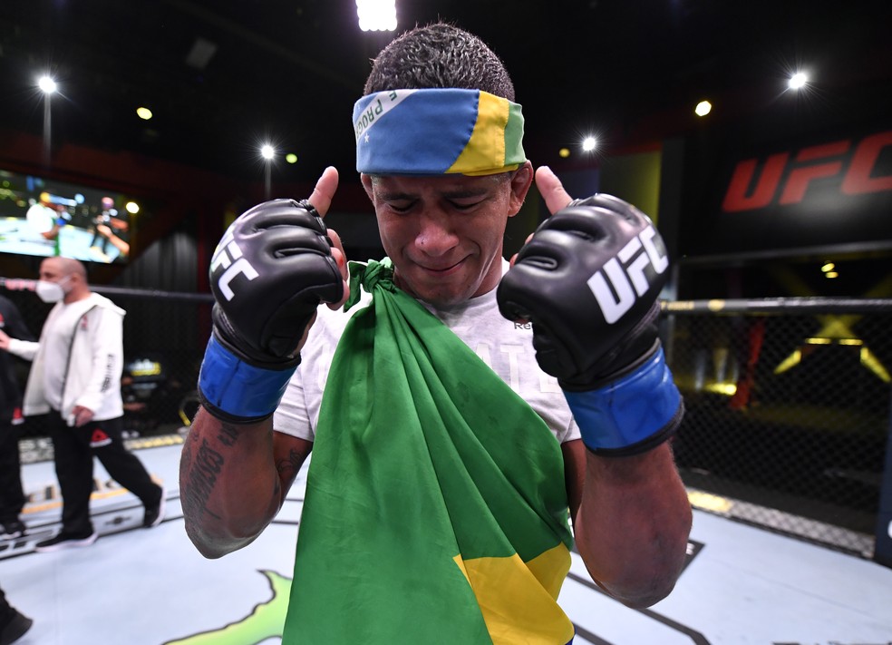 Gilbert Durinho comemorando vitória sobre Tyron Woodley no último sábado — Foto: Getty Images