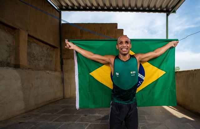RIO DE JANEIRO, BRAZIL - JUNE 11: Paralympic athlete Felipe da Sousa Gomes, 34, holds the Brazilian flag on the roof slab of his mother-in-law's house in Anchieta Neighborhood amidst the coronavirus (COVID-19) on June 11, 2020 in Rio de Janeiro, Brazil. F (Foto: Getty Images)