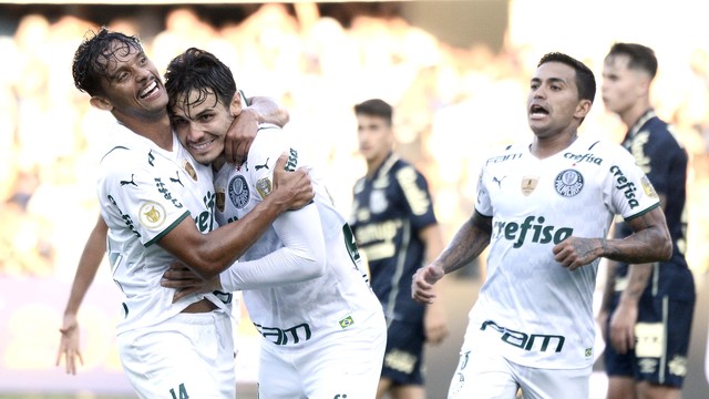 Gustavo Scarpa, Raphael Veiga e Dudu comemoram gol no clássico contra o Santos