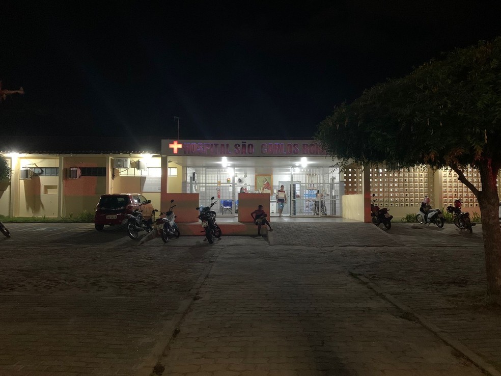 Homem baleado foi atendido no Hospital São Carlos, em Teresina — Foto: Laura Moura/g1 Piauí