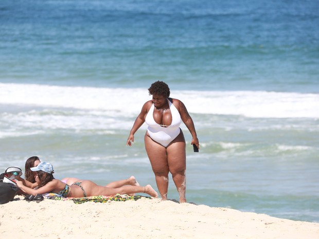 Anitta curte praia com Jojo Todynho  (Foto: Dilson Silva/AgNews)